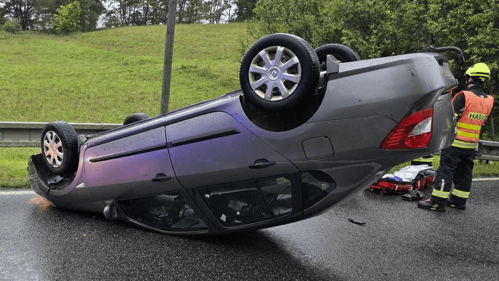 Auto převrácené na střeše v Holanech – Oslovicích. Foto: HZS LK